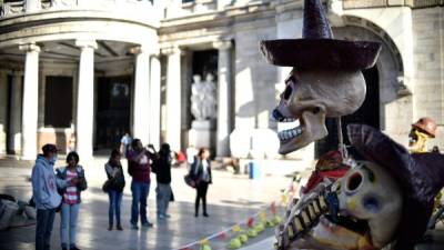 El Día de Muertos es una celebración tradicional de origen mesoamericano que honra a los difuntos. Se celebra principalmente los días 1 y 2 de noviembre, aunque en algunos lugares comienza desde el 31 de octubre.