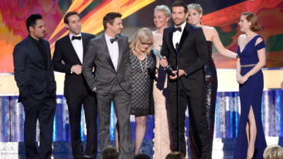 'Estafa Americana' el SAG por mejor elenco en película. Bradley Cooper acepta el galardón.