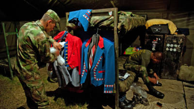 Los militares cuidan la vestimenta que utilizan en el circo.