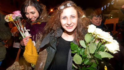 María Aliójina al momento de ser liberada de prisión, gracias a una amnistía emitida por el Kremlin.