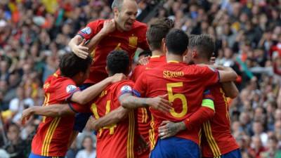 Los jugadores de la selección de España celebrando el gol de Gerard Piqué. Foto AFP