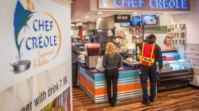 Empleados de la Administración de Seguridad del Transporte (TSA) reciben hoy comida gratuita de Chef Créole, único restaurante de comida haitiana en el Aeropuerto Internacional de Miami, Florida (Estados Unidos). EFE