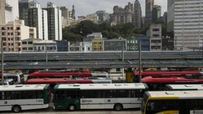 Los buses se encuentran parqueados en las calles y avenidas de Sao Paulo.