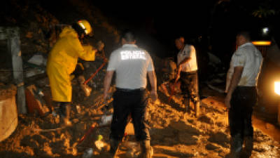 Equipos de socorro y la policía estatal de Veracruz buscaban a las víctimas de un derrumbe de tierra en el municipio de Tuxpan.