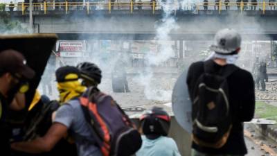 Al menos 72 civiles y 19 policías fueron heridos en la asonada de anoche en Bogotá, en la que vándalos atacaron al menos 23 estaciones de policía, una de las cuales fue incendiada con diez agentes dentro, en vísperas de un nuevo 'paro nacional' contra el Gobierno del presidente colombiano, Iván Duque.