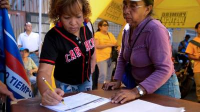 Los opositores realizaron un simulacro de cara a la recopilación de firmas para promover el revocatorio contra el presidente Nicolás Maduro. Foto: AFP/Federico Parra