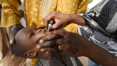 El último caso de polio se detectó hace cuatro años en Nigeria. La vacunación ha sido la clave para erradicar el virus./AFP.