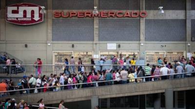 El gobierno venezolano pretende acabar con las colas en los supermercados implementando un sistema de capta huellas.
