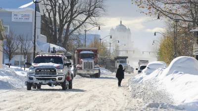 Las autoridades municipales buscan limpiar las calles tras la fuerte nevada que azotó Nueva York.