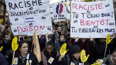 París y otras ciudades de Francia fueron escenario hoy de una manifestación nacional contra el racismo para denunciar los recientes ataques a la ministra de Justicia, Christiane Taubira, las nuevas expulsiones de gitanos y el ascenso electoral del ultraderechista Frente Nacional (FN). EFE