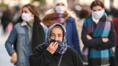Personas caminan con temor al coronavirus en una calle de Turquía. Fotos: AFP