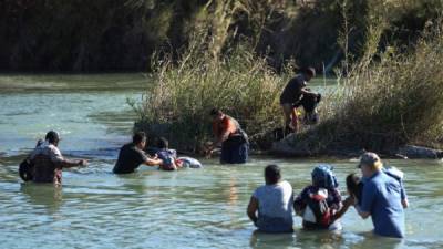 Tras 15 días varados en un albergue en Piedras Negras, decenas de migrantes hondureños se desesperaron y se lanzaron a las turbulentas aguas del Río Bravo con sus hijos en brazos para cruzar a Estados Unidos y solicitar asilo.