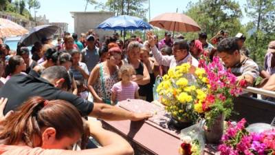 Decenas de amigos y familiares llegaron para dar el último adiós a la jovencita trágicamente asesinada.