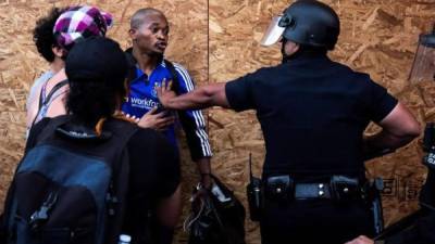 Un manifestante discute hoy con un oficial de policía durante una protesta tras la muerte de George Floyd, en Hollywood, California, EEUU. EFE.