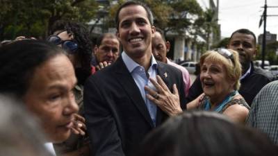 Guaidó encabeza una caravana de camiones y autobuses que busca llegar a la frontera con Colombia para recoger la ayuda humanitaria enviada por EEUU a Venezuela./AFP.