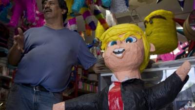 El empresario Gustavo Magaña se está 'haciendo de oro' vendiendo piñatas de Trump