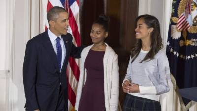 El presidente Obama junto a sus hijas durante una ceremonia en la Casa Blanca.