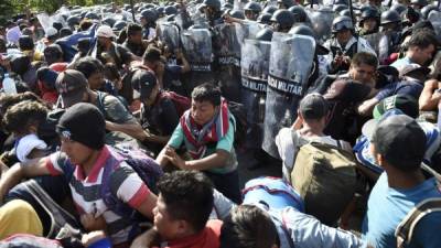 La Guardia Nacional mexicana impidió el paso de la caravana de migrantes y reprimieron a varias familias hondureñas que intentaban ingresar a México./AFP.