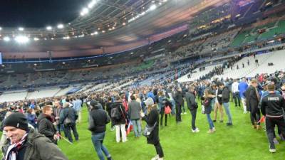 Miles de aficionados fueron evacuados primero a la cancha y luego a las afueras del estadio.