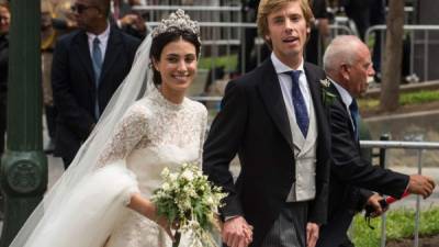 El príncipe Cristián de Hanóver y su esposa saliendo de la Iglesia de San Pedro