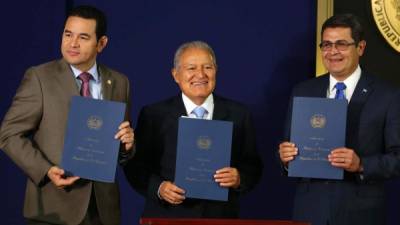 Los mandatarios Jimmy Morales (Guatemala), Salvador Sánchez Ceren (El Salvador) y Juan Orlando Hernández, (Honduras), se reunieron en San Salvador.