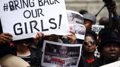 Cientos de miles de personas, incluidas autoridades y destacadas figuras, tomaron por asalto las redes sociales con el hashtag #BringBackOurGirls para llamar la atención sobre el destino de más de 200 estudiantes secuestradas a mediados de abril en Nigeria.