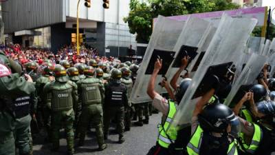 Chavistas intentaron ingresar de nuevo al Parlamento.