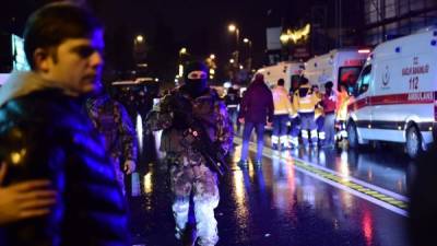 Equipos de las fuerzas especiales registraron el local, mientras que policías y ambulancias se encontraban frente al establecimiento.