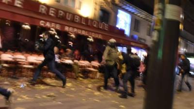 Caos y pánico se vive en París tras los múltiples ataques registrados este viernes.