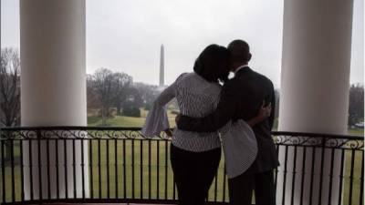 El aún presidente de los Estados Unidos Barack Obama y su esposa Michelle Obama en una tierna fotografía.