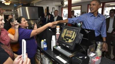 El mandatario saluda a las empleadas hispanas de una taquería en Austin, Texas.