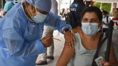 Una mujer recibe su dosis de vacuna en el Centro Civico José Cecilio de Valle en Tegucigalpa.