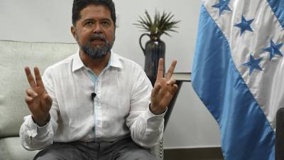 El ministro de Seguridad de Honduras, Ramón Sabillon, habla con AFP durante una entrevista en su oficina en Tegucigalpa, el 5 de abril de 2022.
