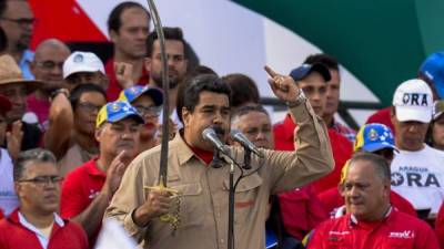 El presidente Nicolás Maduro se retractó y ordenó que los billetes de 100 sigancirculando hasta el 2 de enero. La falta de efectivo aumentó la desesperación de la gente. AFP.