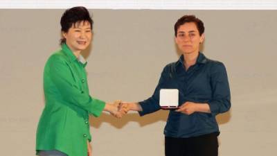 Maryam Mirzakhani recibe la medalla Fields de manos de la presidenta surcoreana, Park Geun-Hye, el 13 de agosto de 2014. / THE SEOUL ICM 2014 (AFP)