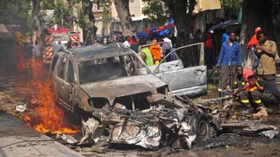 SOMALIA. Atentado suicida. Bomberos apagan el fuego de un auto bomba que dejó al menos dos muertos y cinco heridos en Mogadiscio. Foto: AFP/Mohamed Abdiwahab