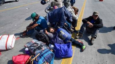 La extenuación física y los cambios climáticos están poniendo en riesgo la vida de los migrantes que viajan en la caravana. Foto AFP