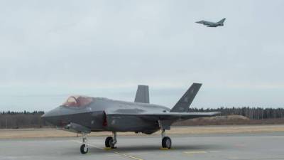 Los cazas furtivos F-35A aterrizaron hoy en la base Amari Air, de Estonia. AFP.