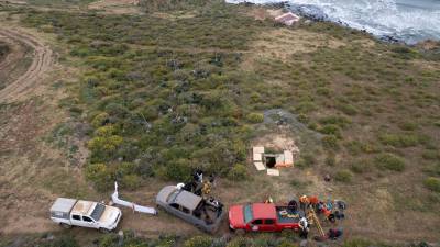 Las autoridades mexicanas hallaron los restos de tres personas en un pozo en el mismo lugar donde desaparecieron los surfistas extranjeros.