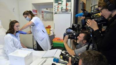 Una voluntaria recibe una vacuna experimental contra el virus del ébola.