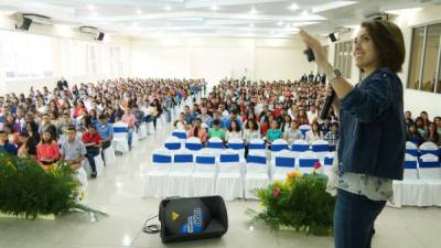 Karina Caudillo, invitada mexicana, expusó a los asistentes sobre el futuro de los negocios desde un panomara digital.