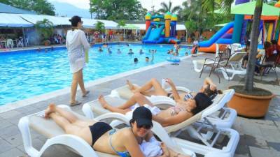 Turistas nacionales y extranjeros disfrutando de la piscina del hotel Copantl en Semana Santa. Foto: Archivo LA PRENSA
