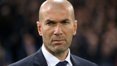 GRAF7152. MADRID, 18/04/2018.- El entrenador del Real Madrid, el francés Zinedine Zidane,, en el banquillo en su partido ante el Athletic de Bilbao, de liga que se disputa esta noche en el estadio Santiago Bernabéu de Madrid. EFE/JuanJo Martín