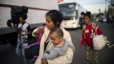 Los migrantes llegaron cansados luego de caminar por varias horas tras bajarse de algunos autobuses.