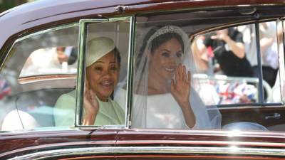 Meghan Markle (R) and her mother, Doria Ragland, arrive for her wedding ceremony to marry Britain's Prince Harry, Duke of Sussex, at St George's Chapel, Windsor Castle, in Windsor, on May 19, 2018. / AFP PHOTO / Oli SCARFF