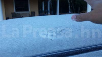 Uno de los carros que amaneció cubierto por una capa de hielo en La Esperanza, Intibucá.