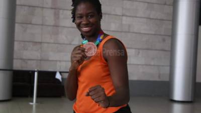 Keyla Ávila se mostró muy contenta tras llegar al país con la presea de bronce que conquistó en los Juegos Centroamericanos y del Caribe de Barranquilla.
