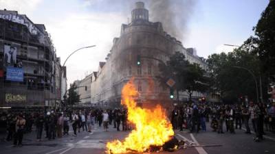 Los altercados comenzaron el viernes temprano cuando grupos de manifestantes, bien organizados, trataron de bloquear el acceso al recinto del encuentro a las delegaciones oficiales.// / AFP / Steffi LOOS