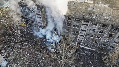 Esta fotografía tomada y publicada por la Policía Nacional de Ucrania el 14 de febrero de 2024 muestra a los rescatistas extinguiendo un incendio en un edificio residencial luego de un ataque con misiles en Selídove, región de Donetsk, en medio de la invasión rusa de Ucrania.