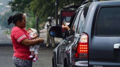 Cintia Suyapa Zelaya, de 24 años, pide dinero en las calles de Tegucigalpa.